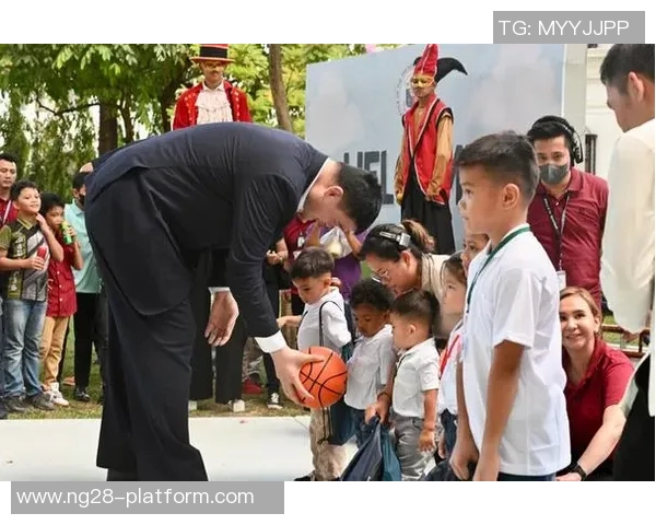 姚明在美国积极参与义工活动传递爱心与希望的故事